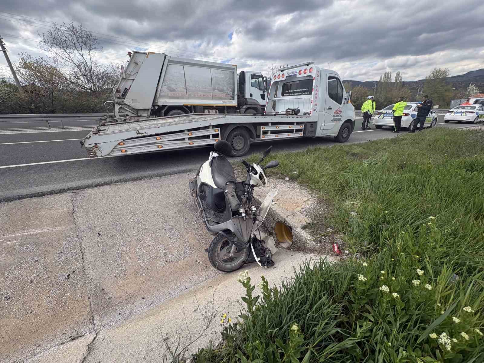 yoldan cikan motosikletten dusen 1i cocuk 3 kisi yaralandi 1 cuuTvZ3L