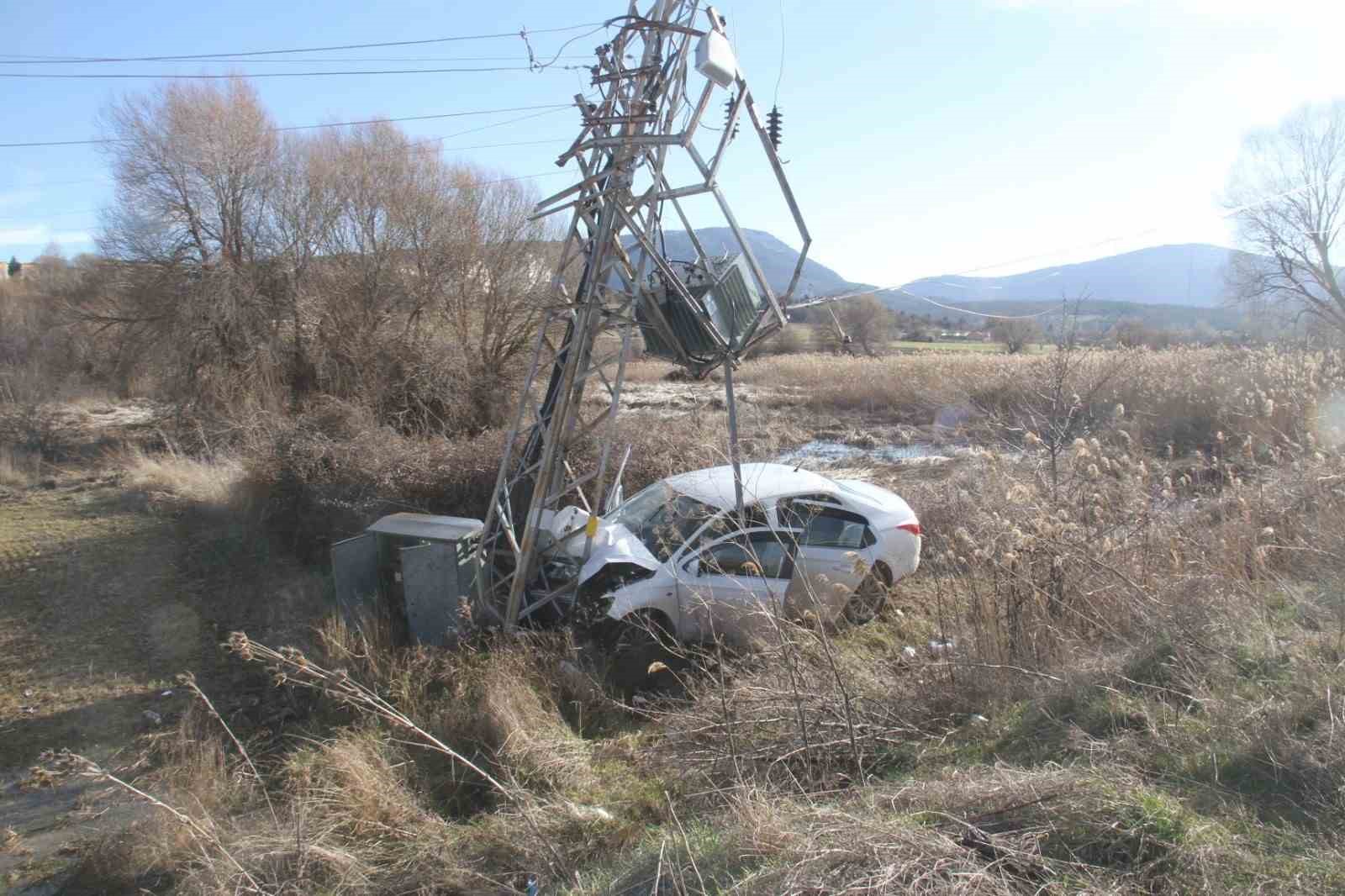 yoldan cikan otomobil direge carpti 3 yarali 1 t4XVtc8E