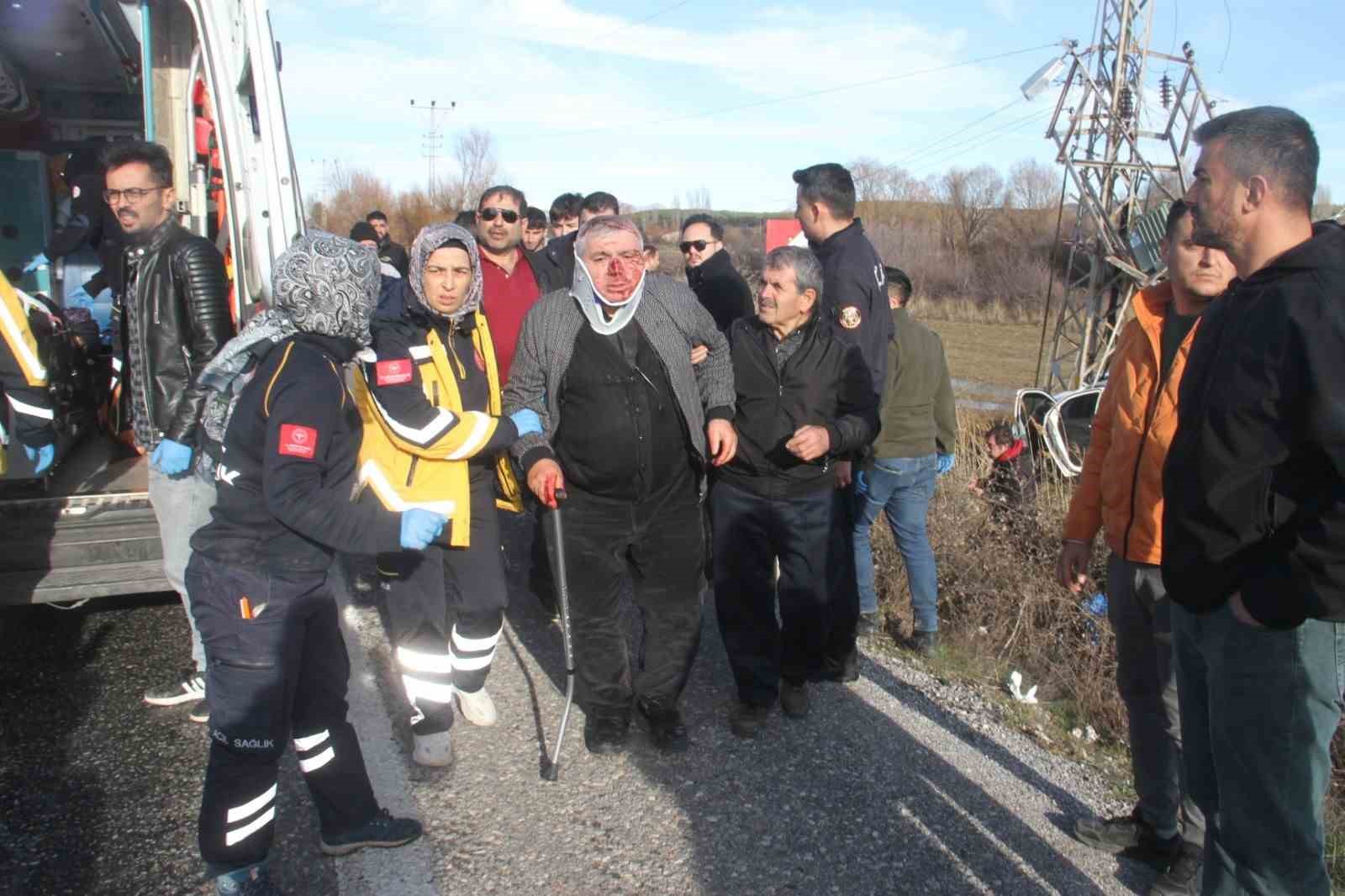 yoldan cikan otomobil direge carpti 3 yarali 2 uPtBiR6a