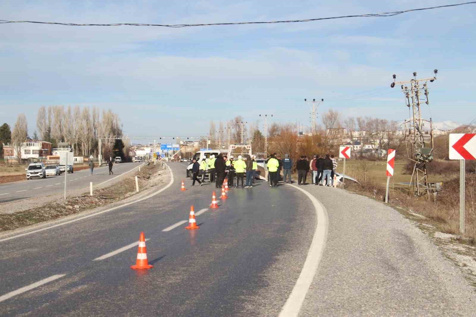 yoldan cikan otomobil direge carpti 3 yarali 4 fQqDF4w6