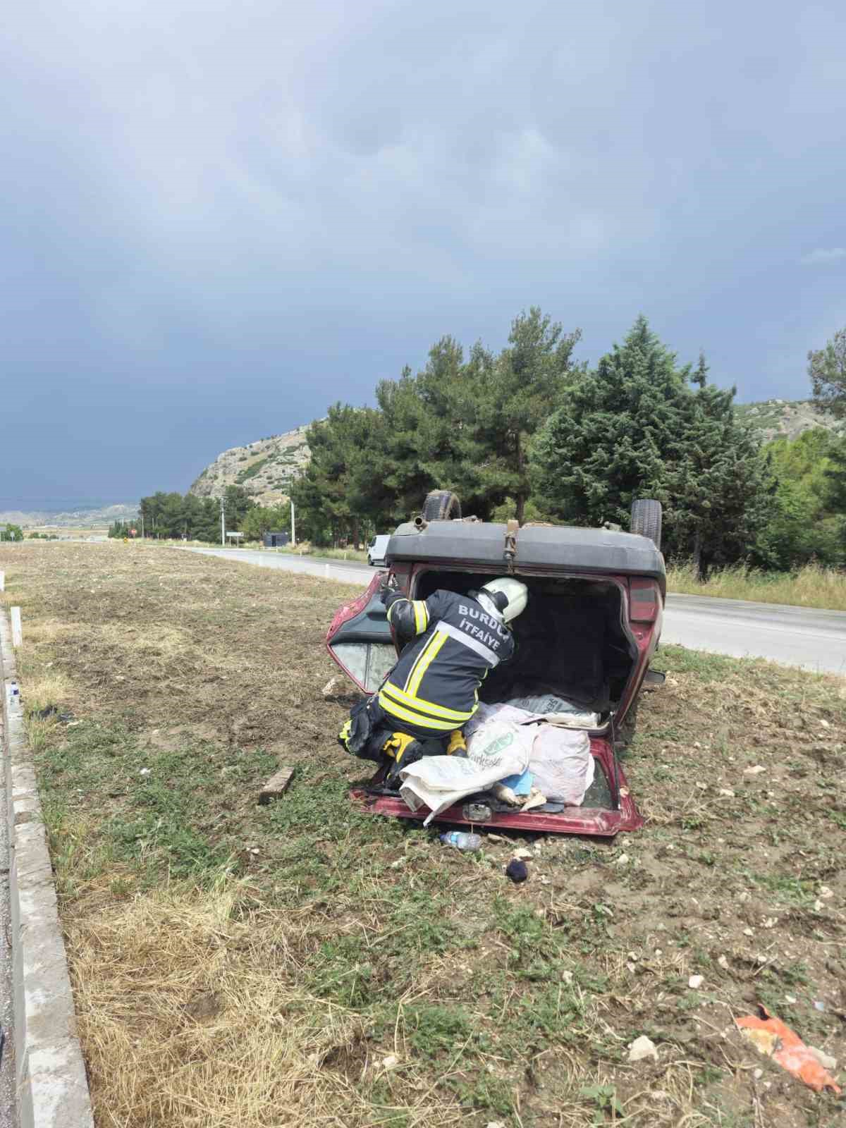 Yoldan çıkan otomobil takla attı: 2 yaralı 4 yoldan cikan otomobil takla atti 2 yarali 0