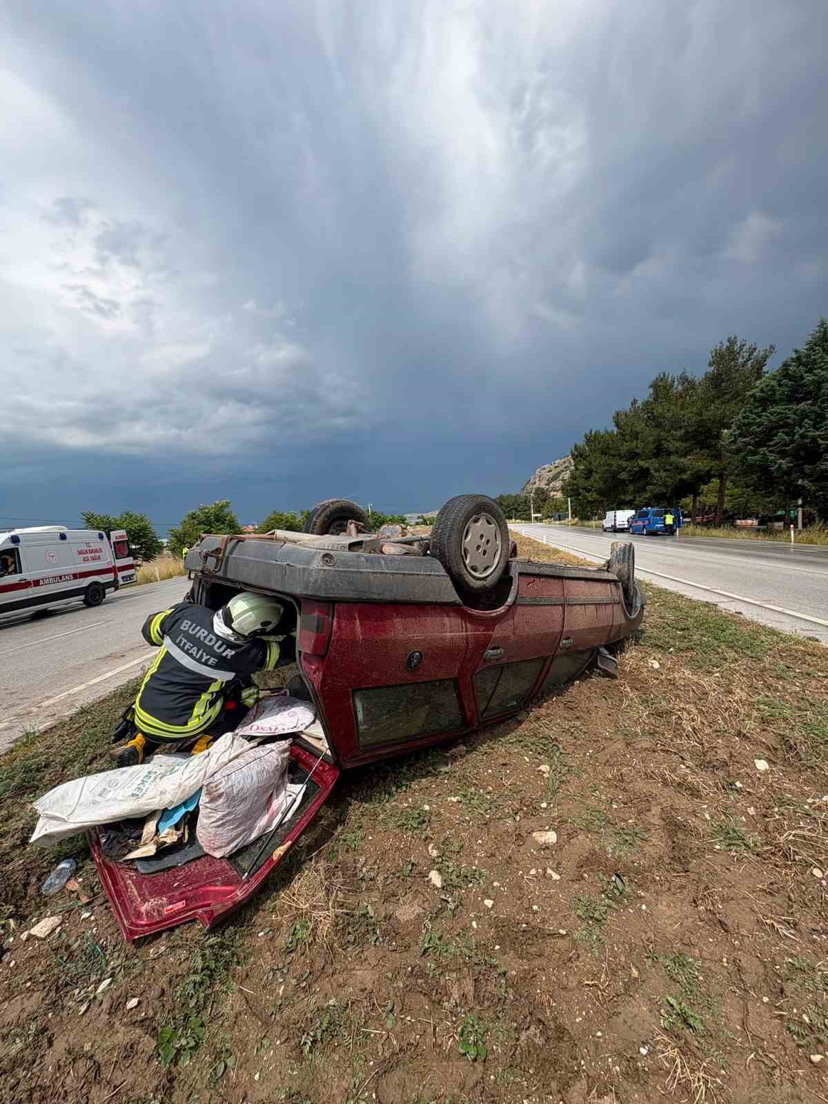 Yoldan çıkan otomobil takla attı: 2 yaralı 5 yoldan cikan otomobil takla atti 2 yarali 1