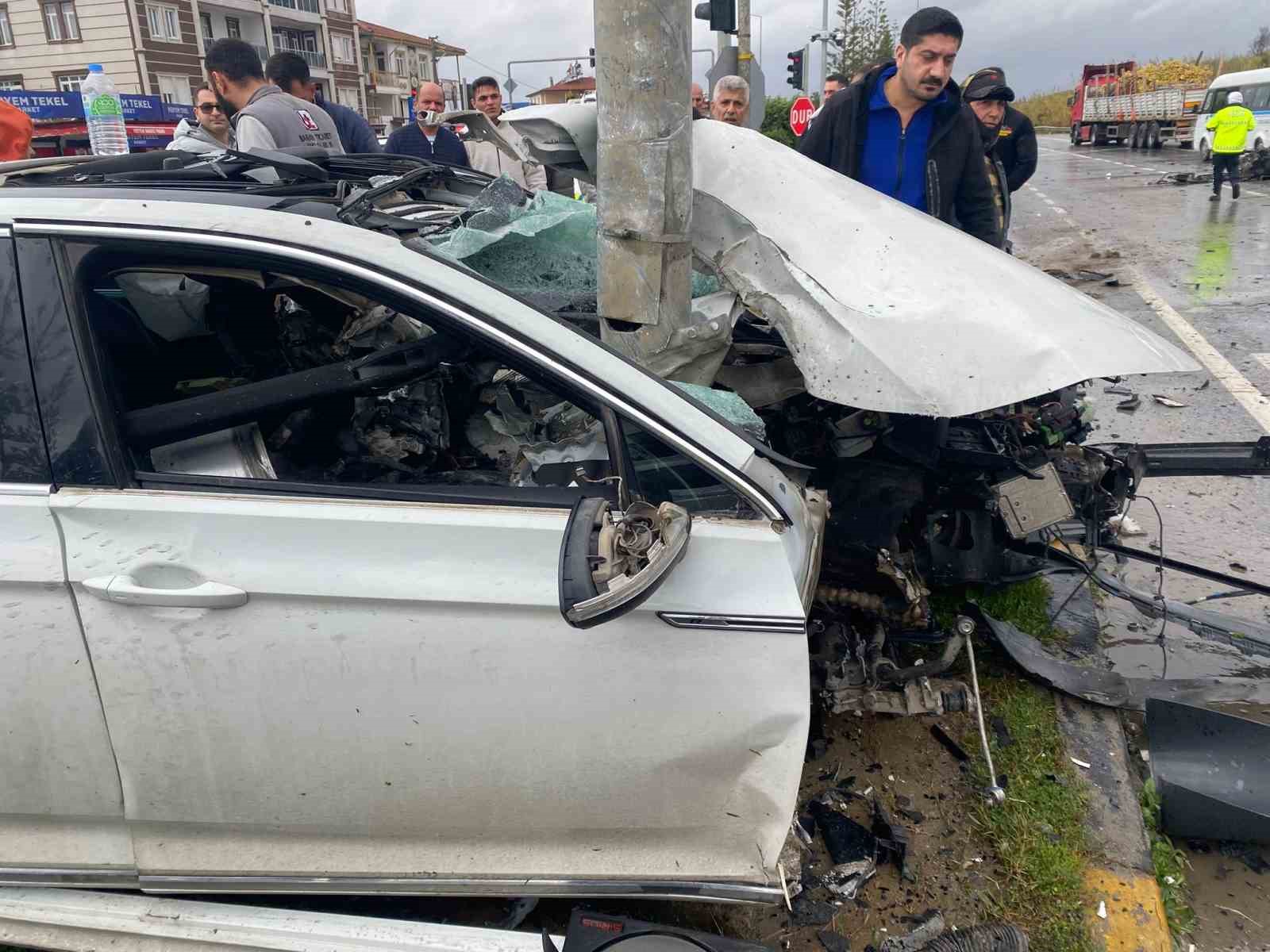 yoldan cikip sinyalizasyon diregine carpan otomobil parcalandi 1 yarali 0 2uWiudBQ