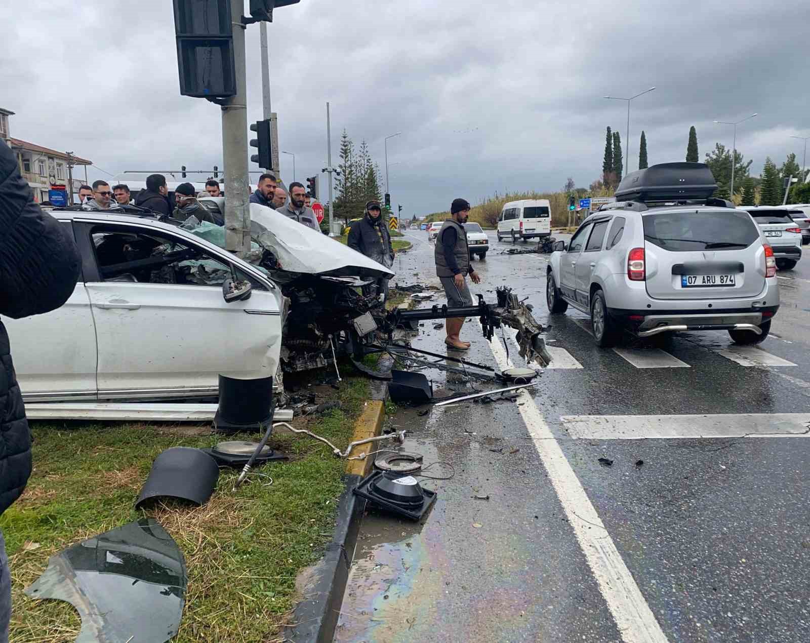 yoldan cikip sinyalizasyon diregine carpan otomobil parcalandi 1 yarali 1 cNhittFU