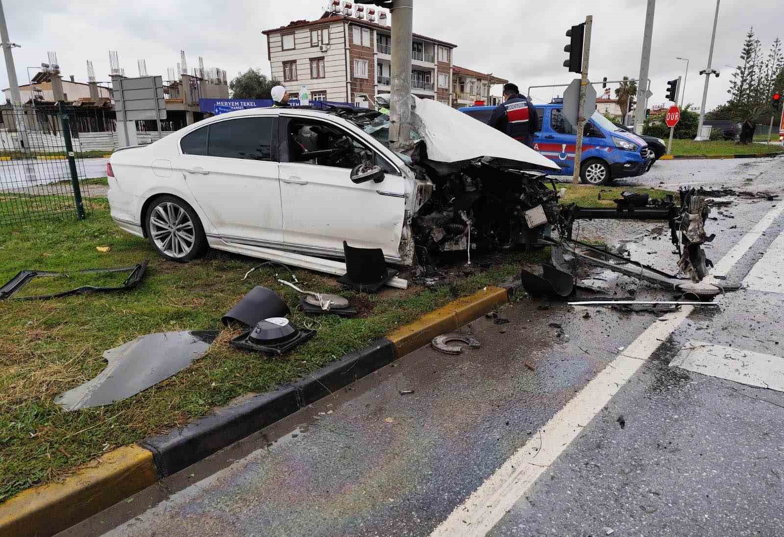 yoldan cikip sinyalizasyon diregine carpan otomobil parcalandi 1 yarali 2 BpACszHt