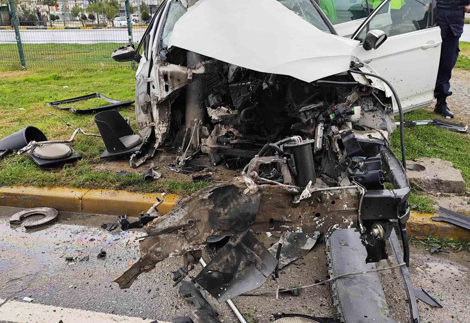 yoldan cikip sinyalizasyon diregine carpan otomobil parcalandi 1 yarali 3 hAWXqLaE