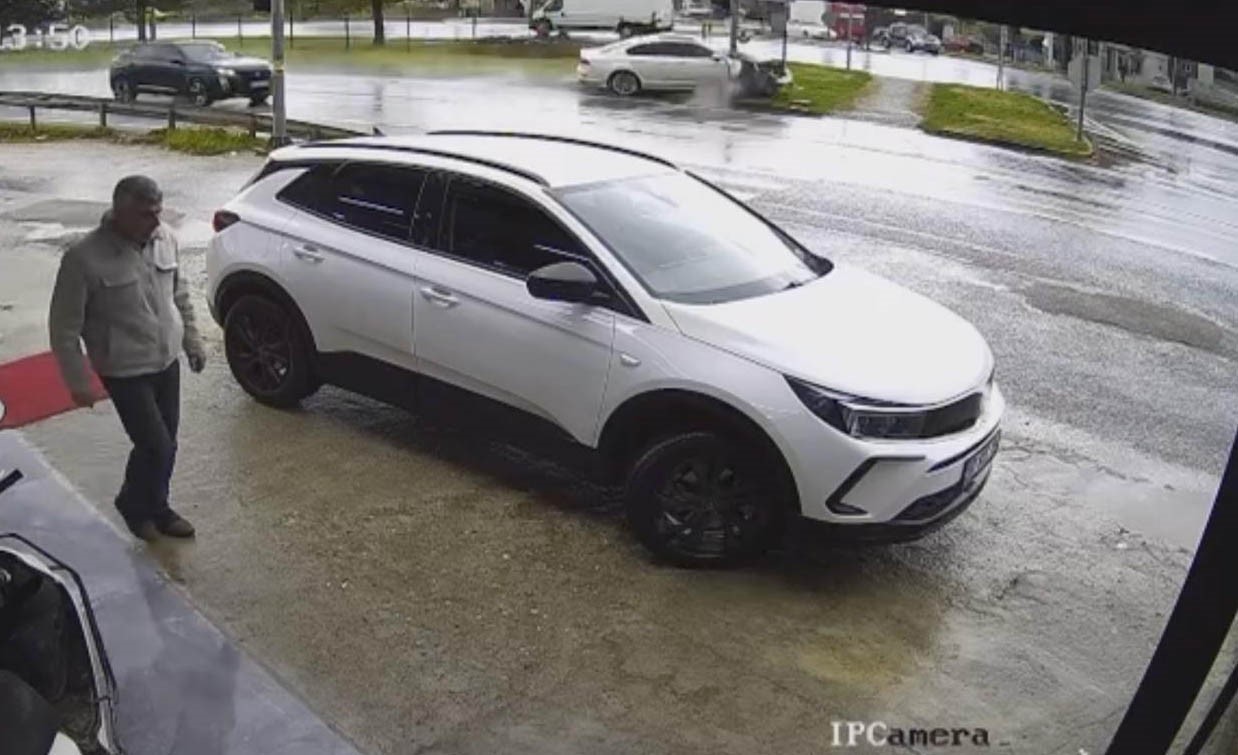 yoldan cikip sinyalizasyon diregine carpan otomobil parcalandi 1 yarali 4