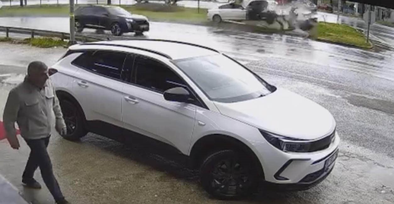 yoldan cikip sinyalizasyon diregine carpan otomobil parcalandi 1 yarali 5 n2DK71Xz