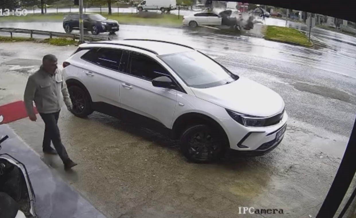 yoldan cikip sinyalizasyon diregine carpan otomobil parcalandi 1 yarali 6 GuZg1KtP