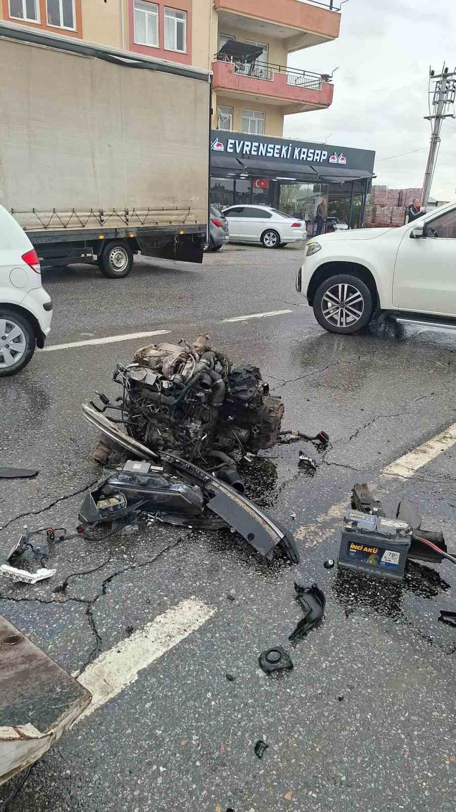 yoldan cikip sinyalizasyon diregine carpan otomobil parcalandi 1 yarali 7 zj9SDaVS