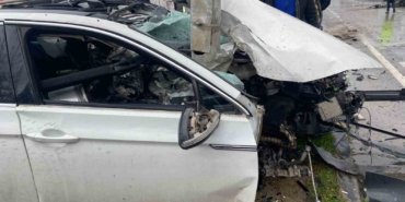 yoldan-cikip-sinyalizasyon-diregine-carpan-otomobil-parcalandi-1-yarali-EY2rpNu8.jpg
