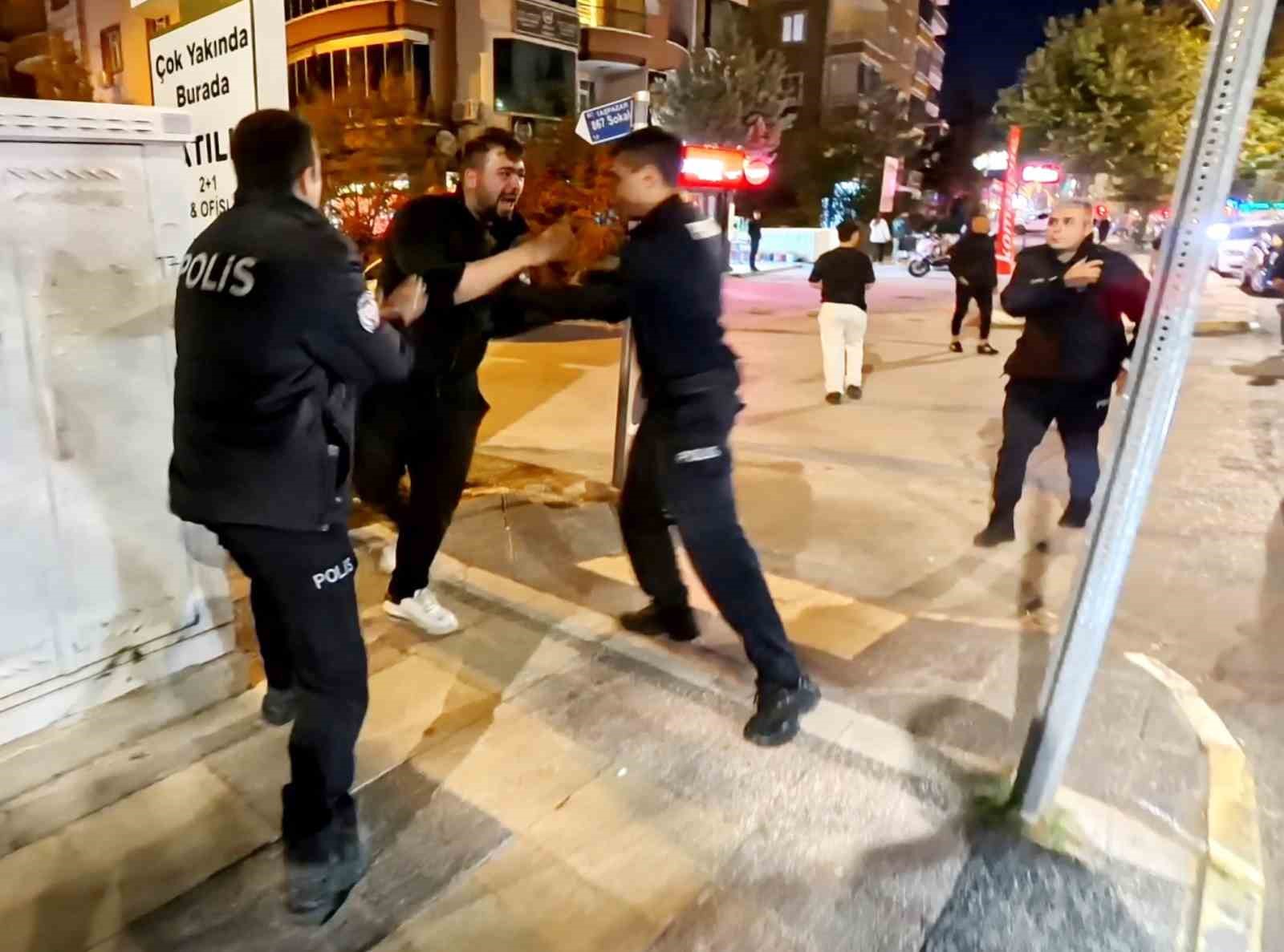 yoldan gecen araclara zarar verdi polise direndi oldurun beni diye bagirdi 0