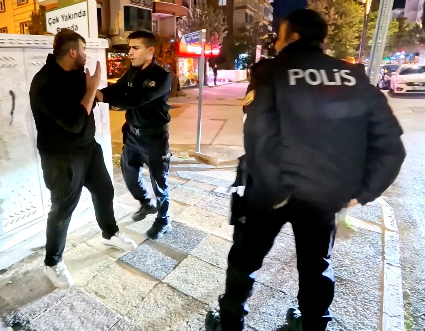 yoldan gecen araclara zarar verdi polise direndi oldurun beni diye bagirdi 1