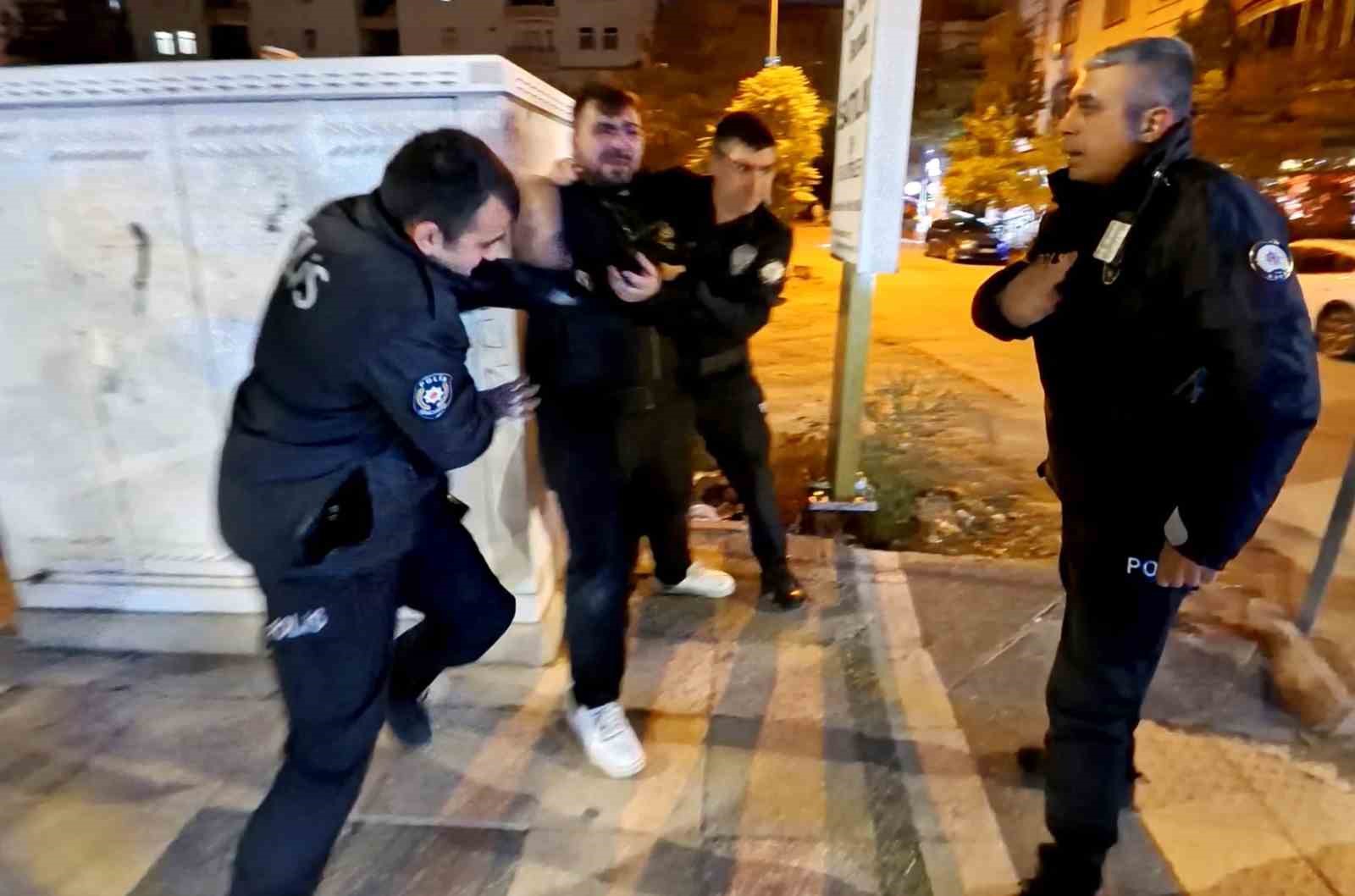 yoldan gecen araclara zarar verdi polise direndi oldurun beni diye bagirdi 2 V9KWn5vf