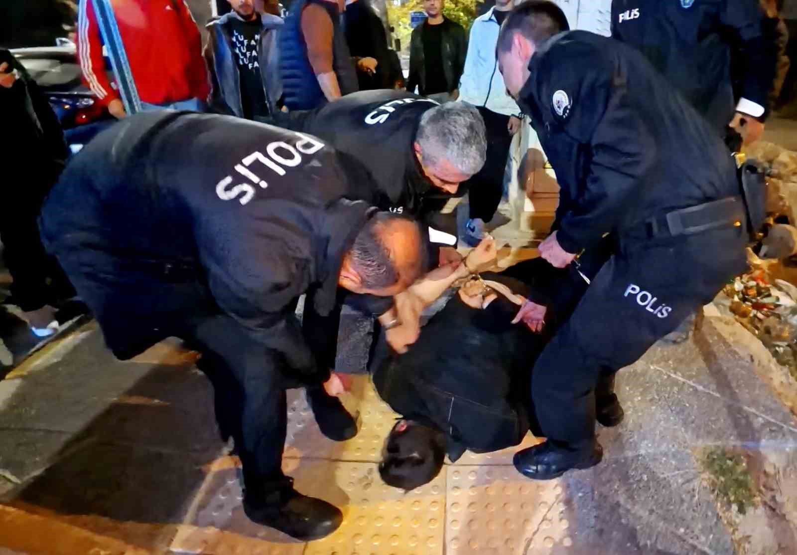 yoldan gecen araclara zarar verdi polise direndi oldurun beni diye bagirdi 4