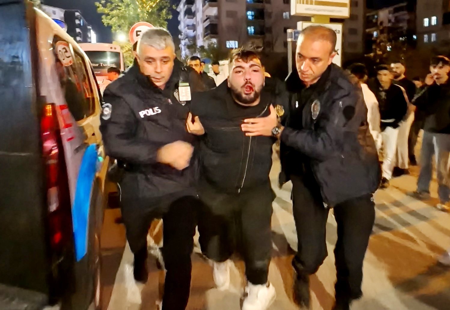 yoldan gecen araclara zarar verdi polise direndi oldurun beni diye bagirdi 5 QrKT6uN6
