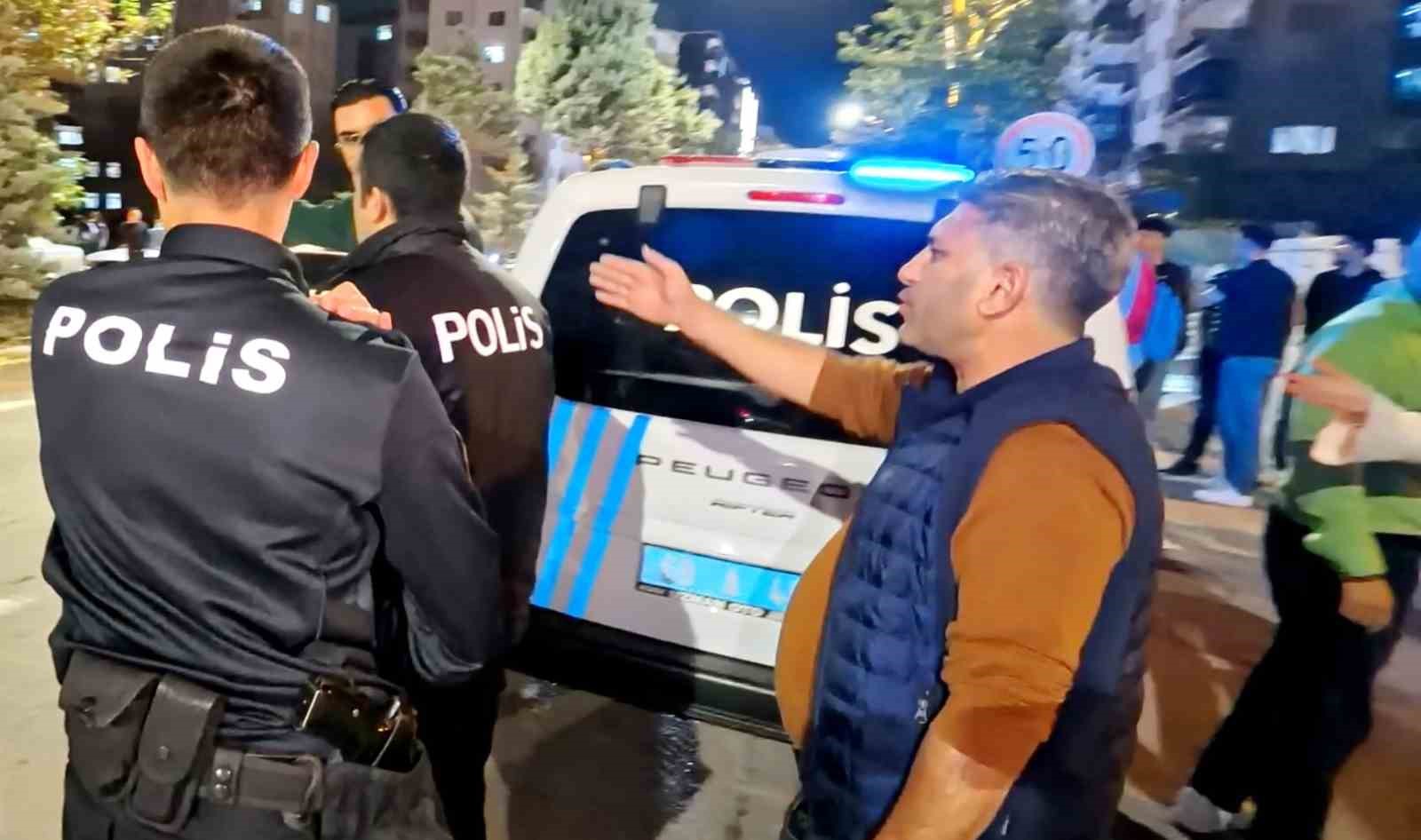 yoldan gecen araclara zarar verdi polise direndi oldurun beni diye bagirdi 6