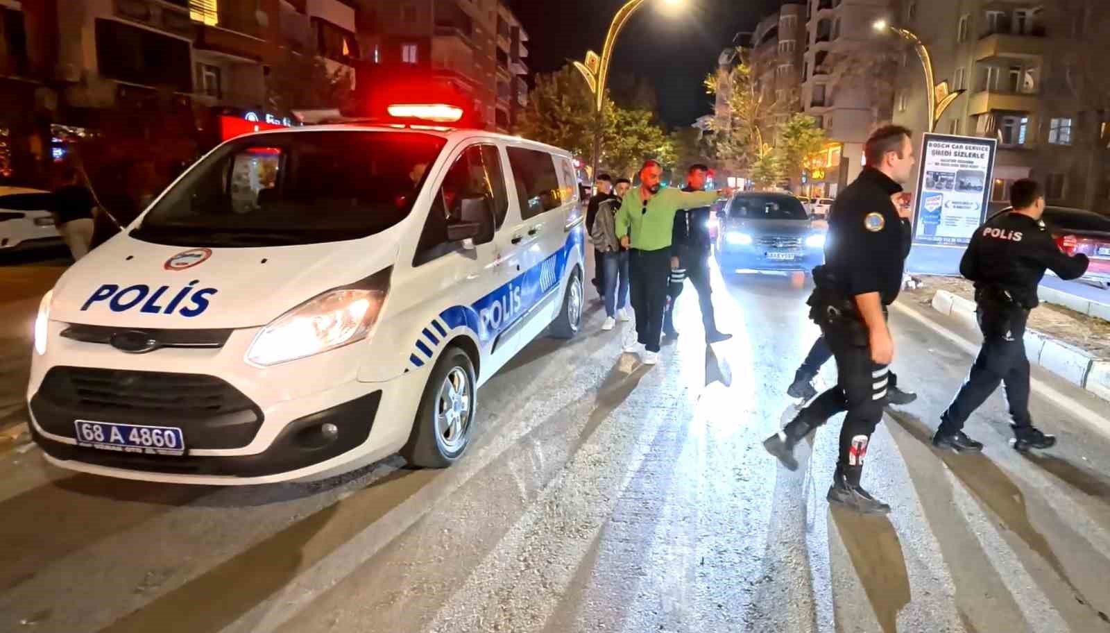 yoldan gecen araclara zarar verdi polise direndi oldurun beni diye bagirdi 7