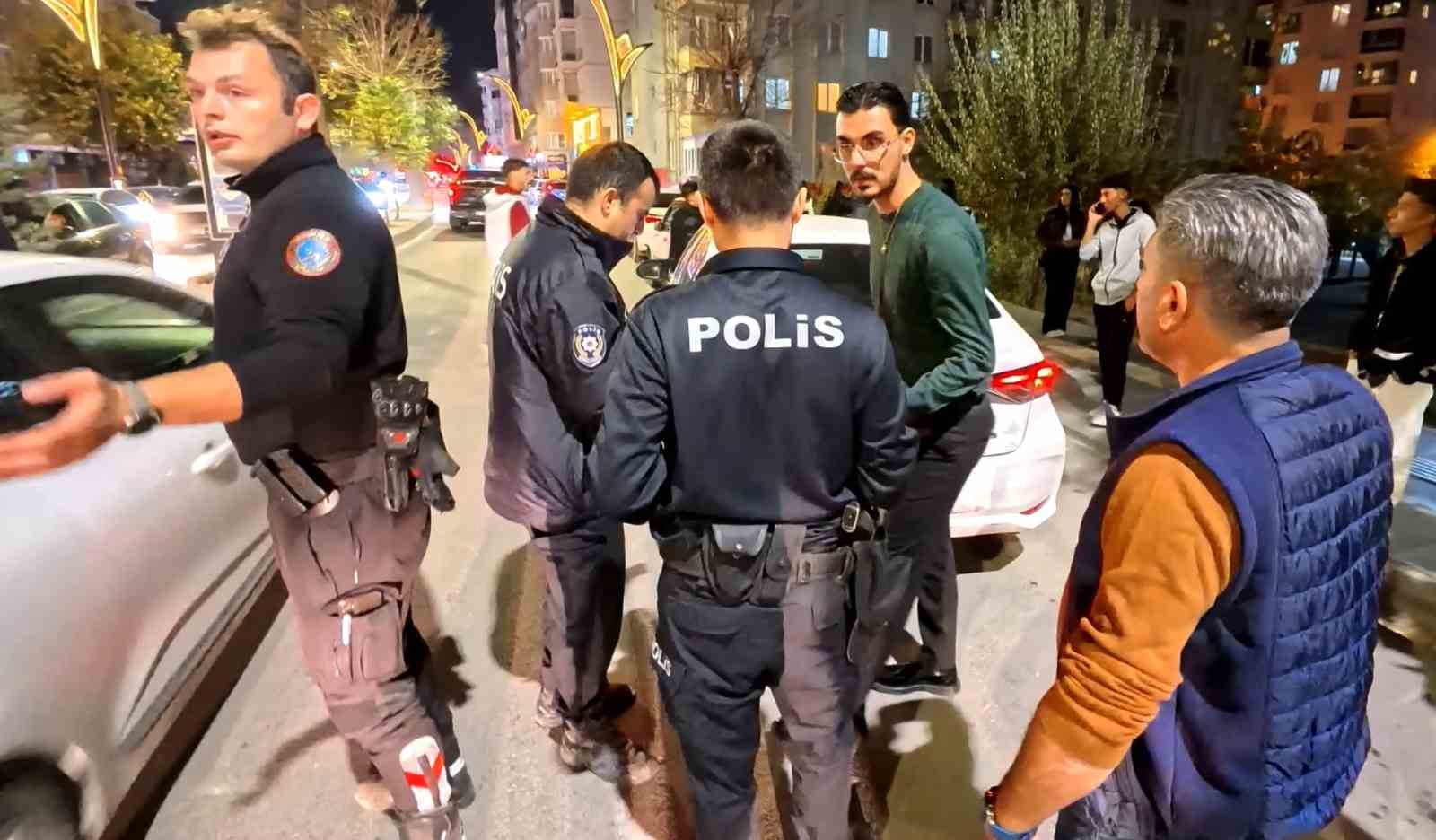 yoldan gecen araclara zarar verdi polise direndi oldurun beni diye bagirdi 8 K4YL5Ran