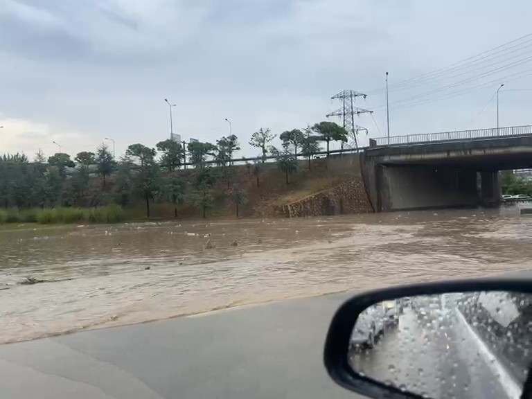 yollar gole dondu yagmur sulari selale gibi akti 0 6GC88fXX