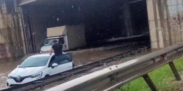 yollar-gole-dondu-yagmur-sulari-selale-gibi-akti-KwzvKyBR.jpg