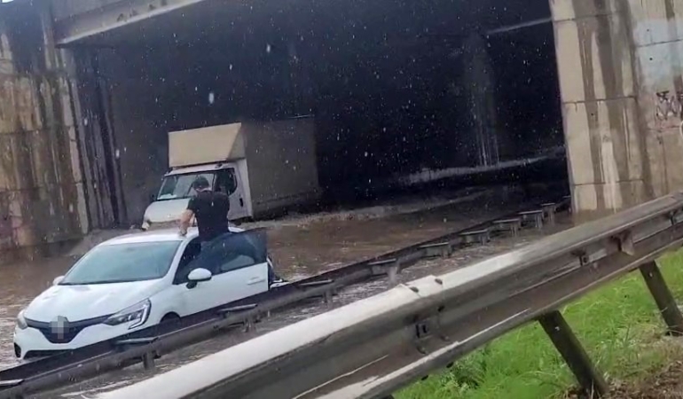 yollar-gole-dondu-yagmur-sulari-selale-gibi-akti-KwzvKyBR.jpg
