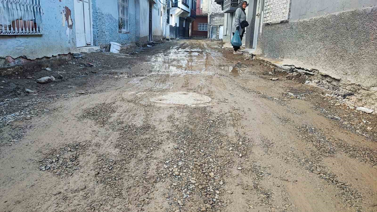 yollar kostebek yuvasina dondu mahalleli isyan etti 2 OUuA3d48