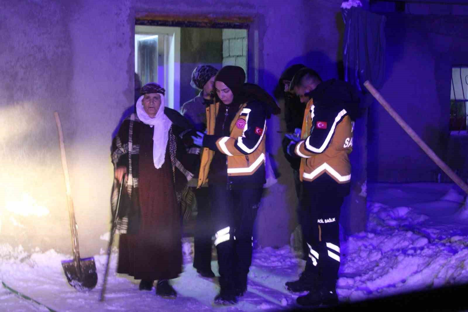 Yolların kapalı olduğu mezrada 70 yaşındaki hasta 112 ekiplerince hastaneye ulaştırıldı 4 yollarin kapali oldugu mezrada 70 yasindaki hasta 112 ekiplerince hastaneye ulastirildi 0 sgKh5u5P