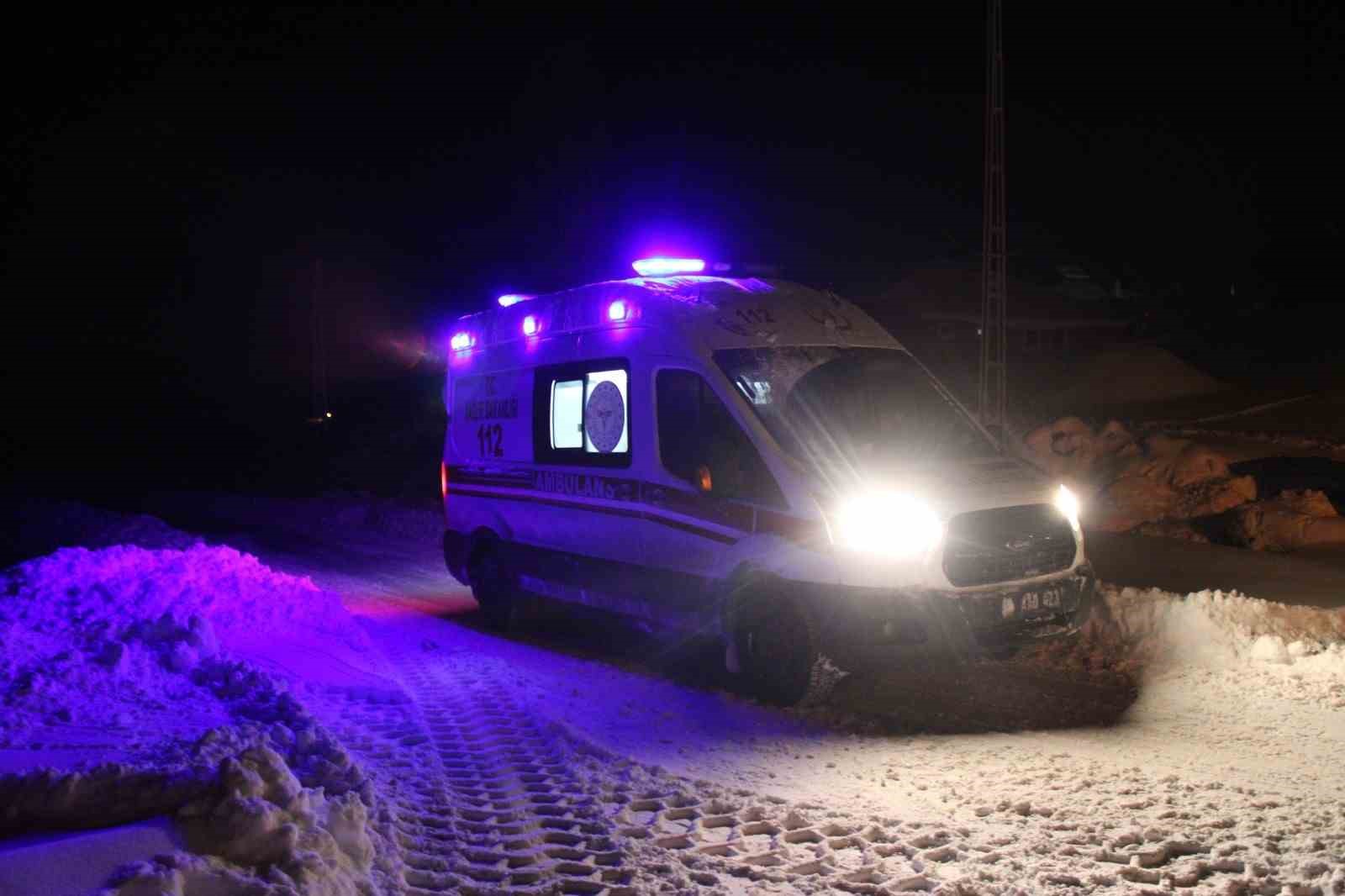Yolların kapalı olduğu mezrada 70 yaşındaki hasta 112 ekiplerince hastaneye ulaştırıldı 5 yollarin kapali oldugu mezrada 70 yasindaki hasta 112 ekiplerince hastaneye ulastirildi 1