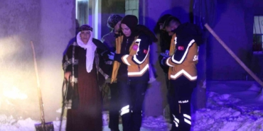 yollarin-kapali-oldugu-mezrada-70-yasindaki-hasta-112-ekiplerince-hastaneye-ulastirildi-MXCrUqIF.jpg