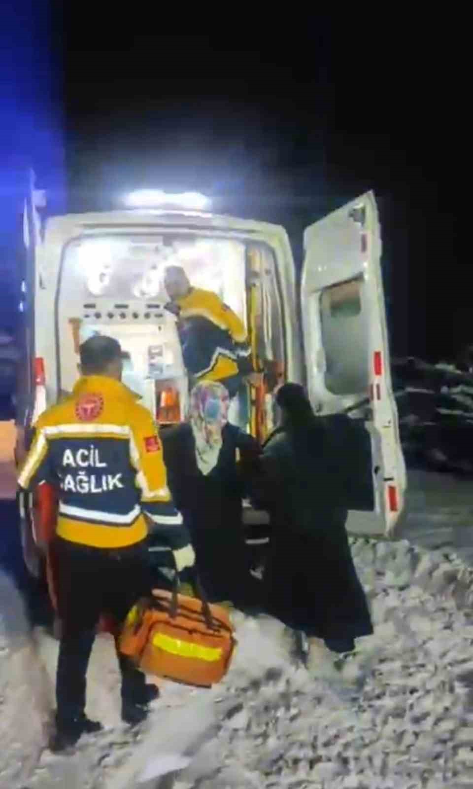 yolu kapanan koyde dogum sancisi tutan kadin 2 saat suren calismayla hastaneye ulastirildi 0 3r6XA7KB