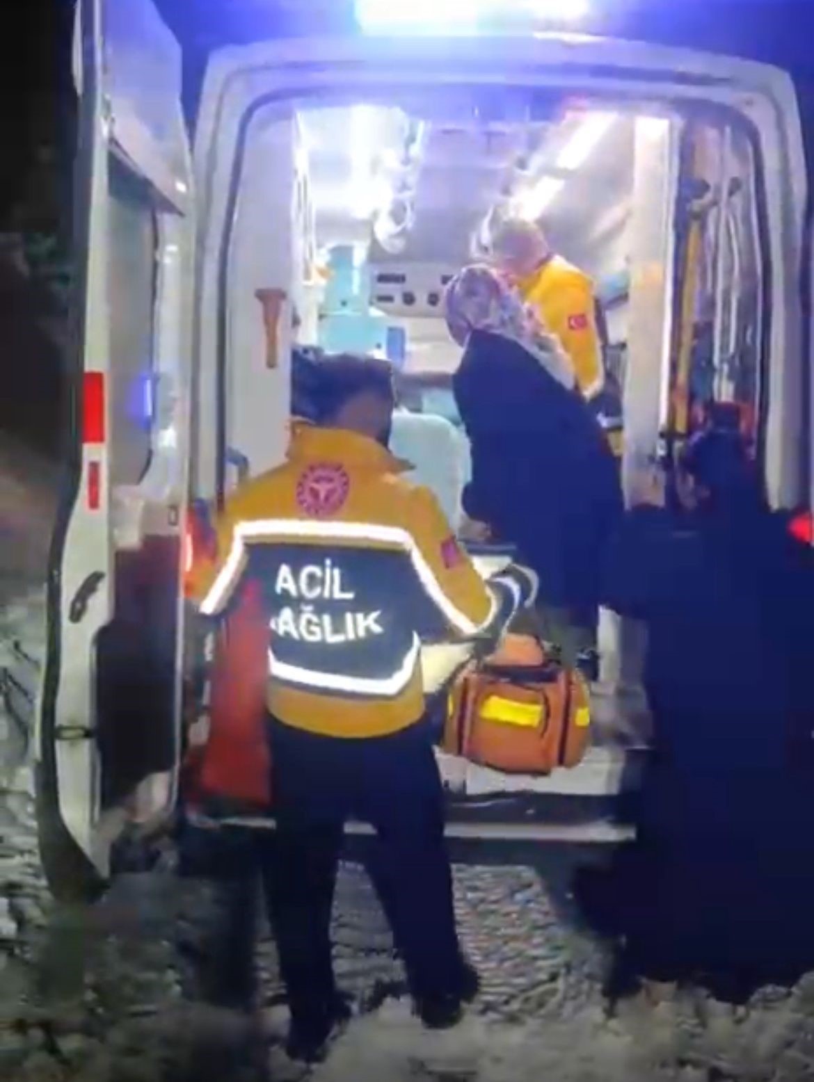 yolu kapanan koyde dogum sancisi tutan kadin 2 saat suren calismayla hastaneye ulastirildi 1 WyZIY28F