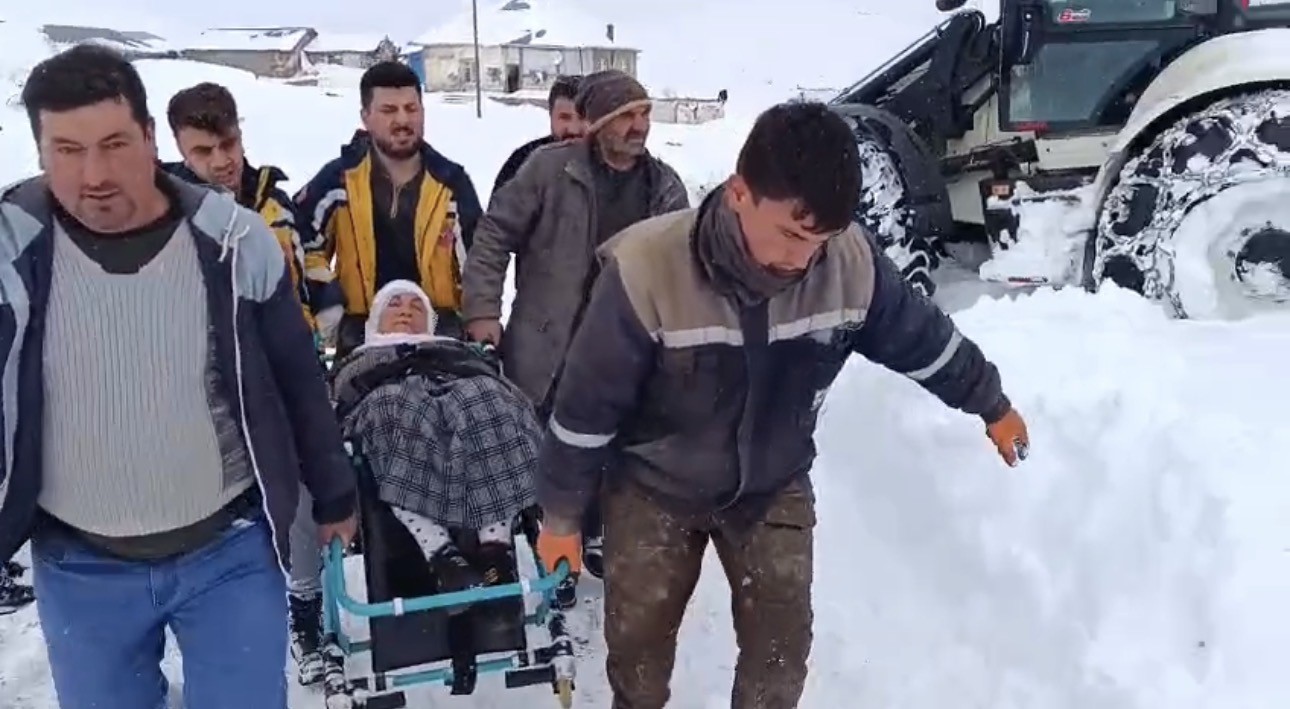 Yolu kapanan köyde mahsur kalan hasta 4 saatlik çalışmayla kurtarıldı 4 yolu kapanan koyde mahsur kalan hasta 4 saatlik calismayla kurtarildi 0 ife5rqjv