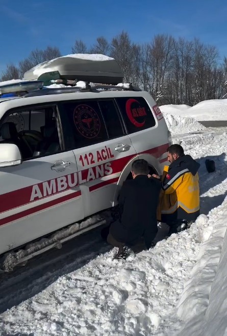 yolu kapanan koydeki yasli adamin ilaclari dronla ulastirildi 4 uBGSReJy