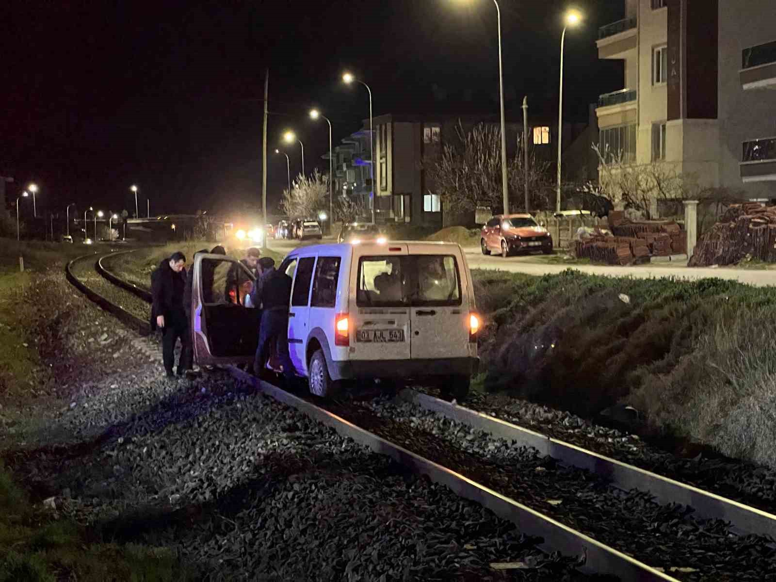 yolu karistirip tren raylarina giren surucunun tehlikeli anlari 0 CTW9kpzI