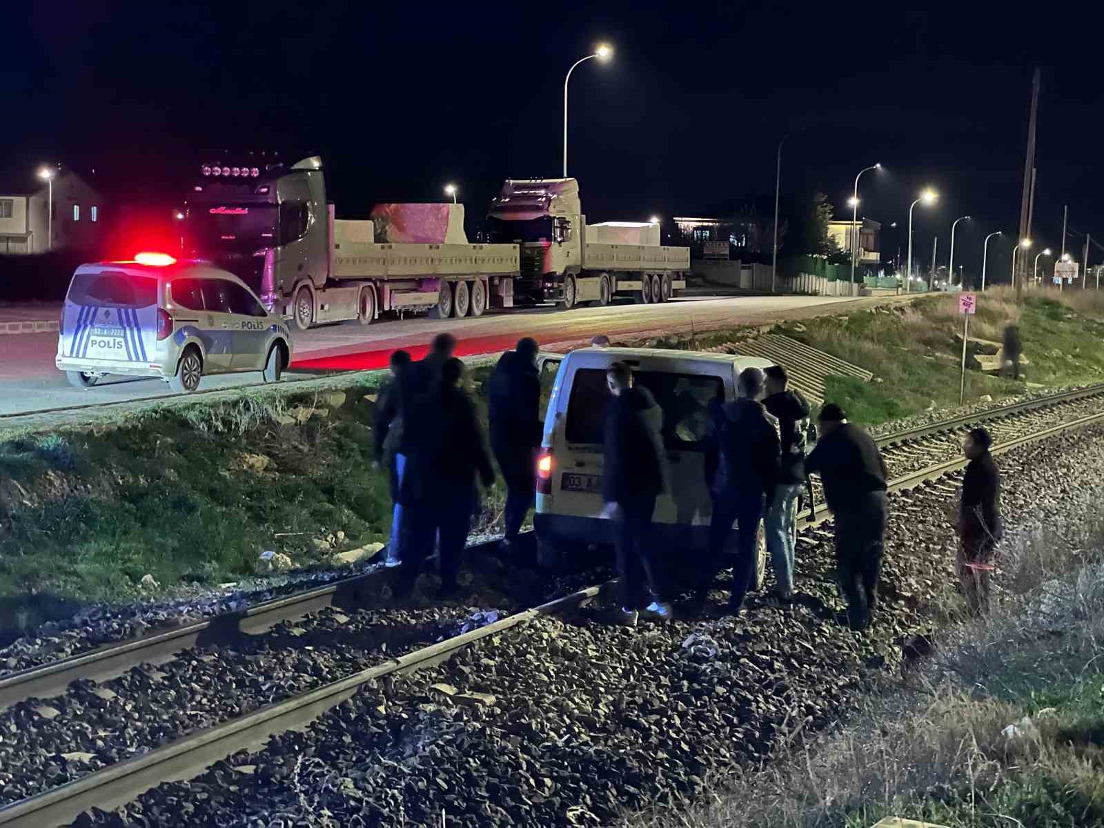 yolu karistirip tren raylarina giren surucunun tehlikeli anlari 2 2vgmkcQm