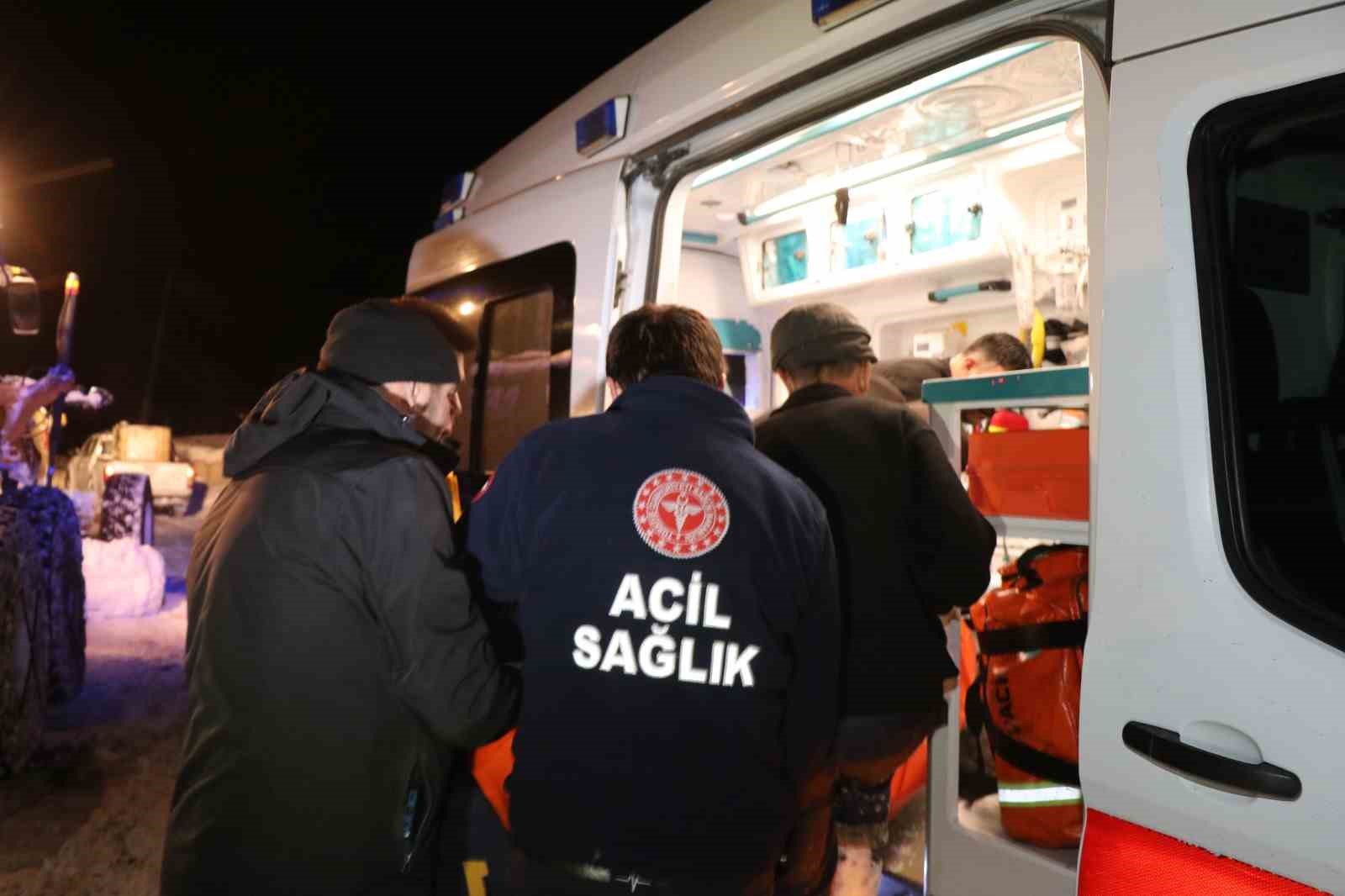 yolu karla kapanan ve elektrikleri kesik olan koyde oksijensiz kalan hastanin imdadina yetistiler 2 DFyObZ9X
