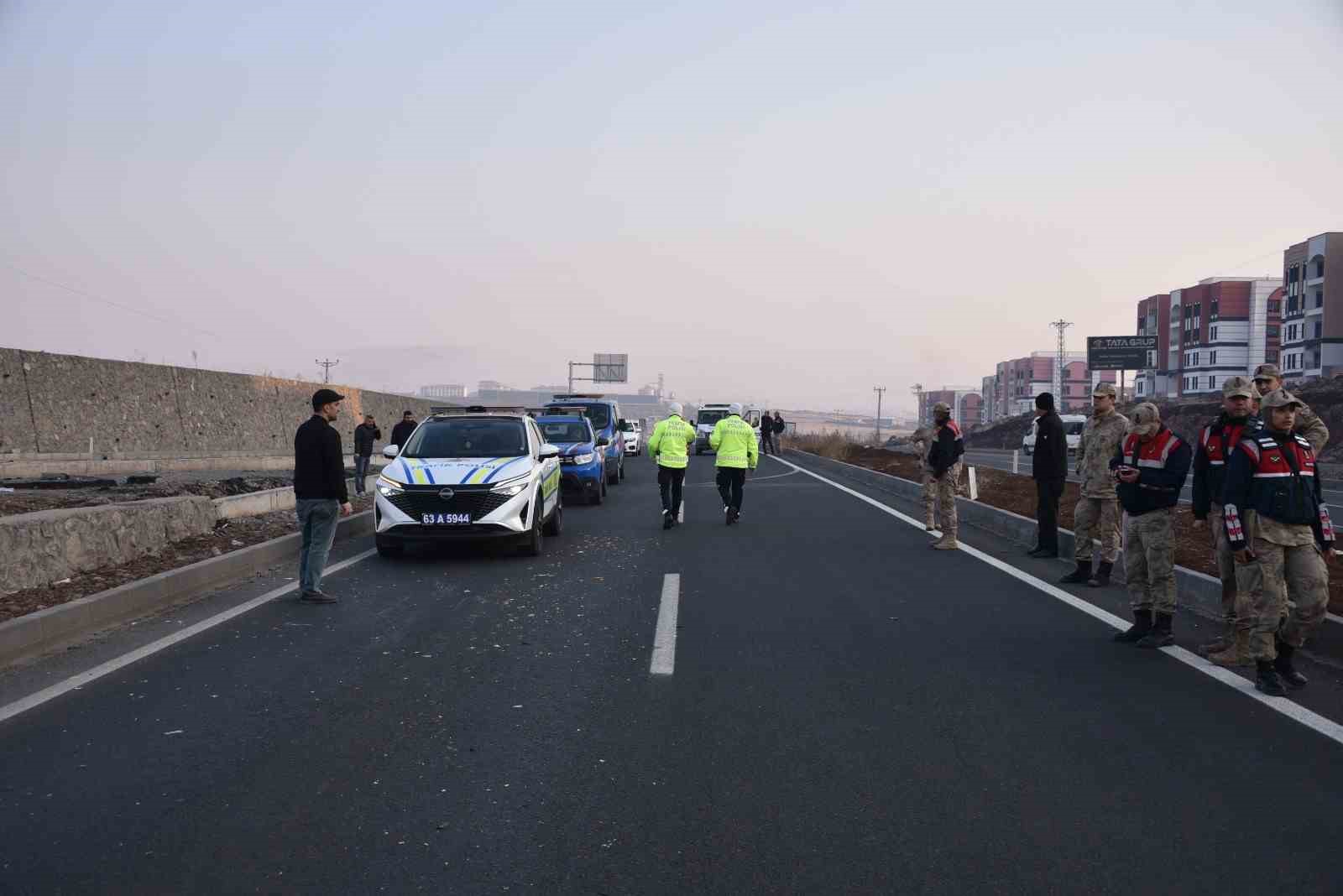 yolun karsi tarafina gecmek isterken 2 aracin carptigi adam hayatini kaybetti 1 1uuP13Qu