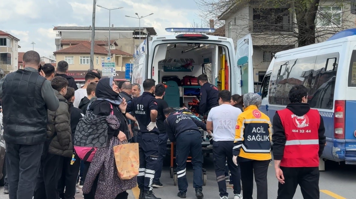 yolun karsi tarafina gecmeye calisan 9 yasindaki cocuga otomobil carpti 0 p2OT7hmq