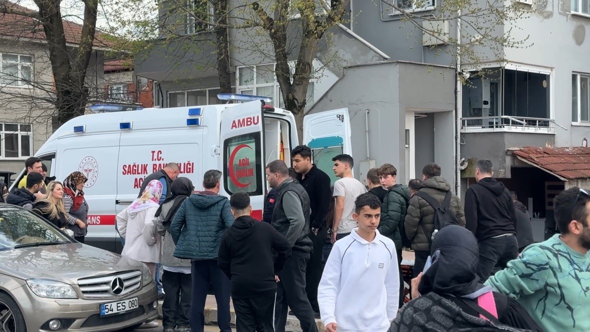 yolun karsi tarafina gecmeye calisan 9 yasindaki cocuga otomobil carpti 1 eEgsp93F