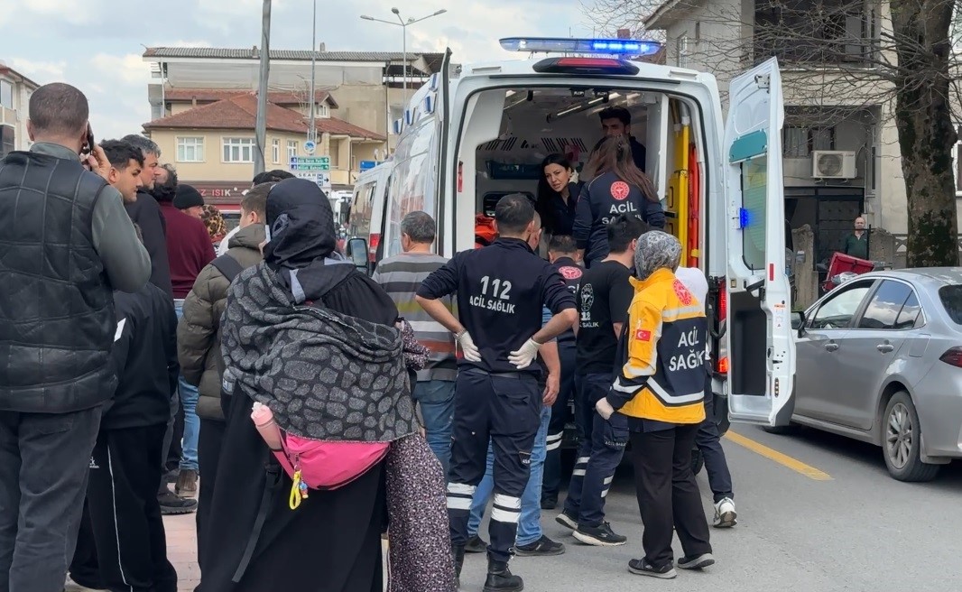 yolun karsi tarafina gecmeye calisan 9 yasindaki cocuga otomobil carpti 2 vOMEqOnt