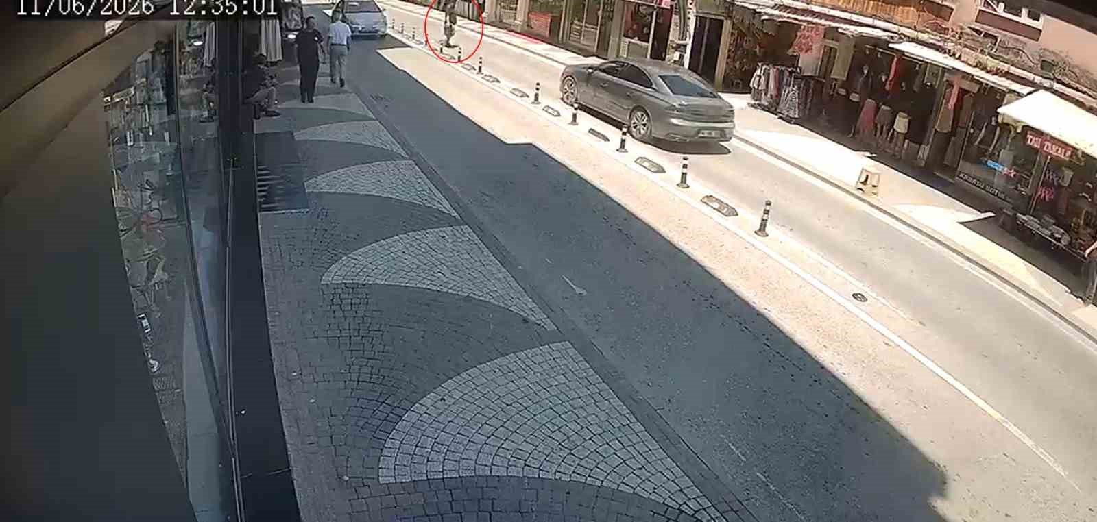 Yolun karşısına geçen engelli yayaya otomobil çarptı 4 yolun karsisina gecen engelli yayaya otomobil carpti 0 Ecmt9KtW