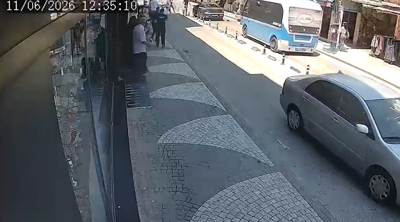 Yolun karşısına geçen engelli yayaya otomobil çarptı 6 yolun karsisina gecen engelli yayaya otomobil carpti 2 AWuqazIq