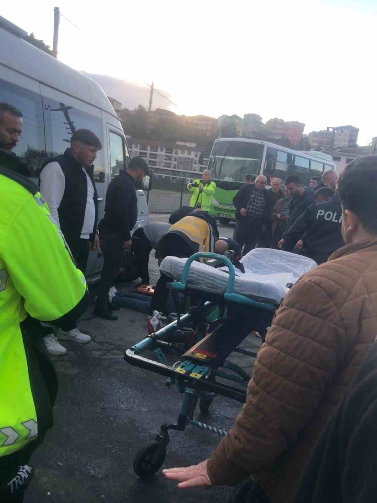 yolun karsisina gecerken dustu isci servisinin carpmasi sonucu hayatini kaybetti 1 1E6EFcPr