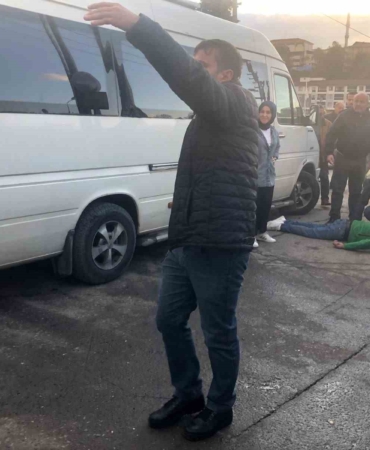 yolun-karsisina-gecerken-dustu-isci-servisinin-carpmasi-sonucu-hayatini-kaybetti-J25EzpuC.jpg