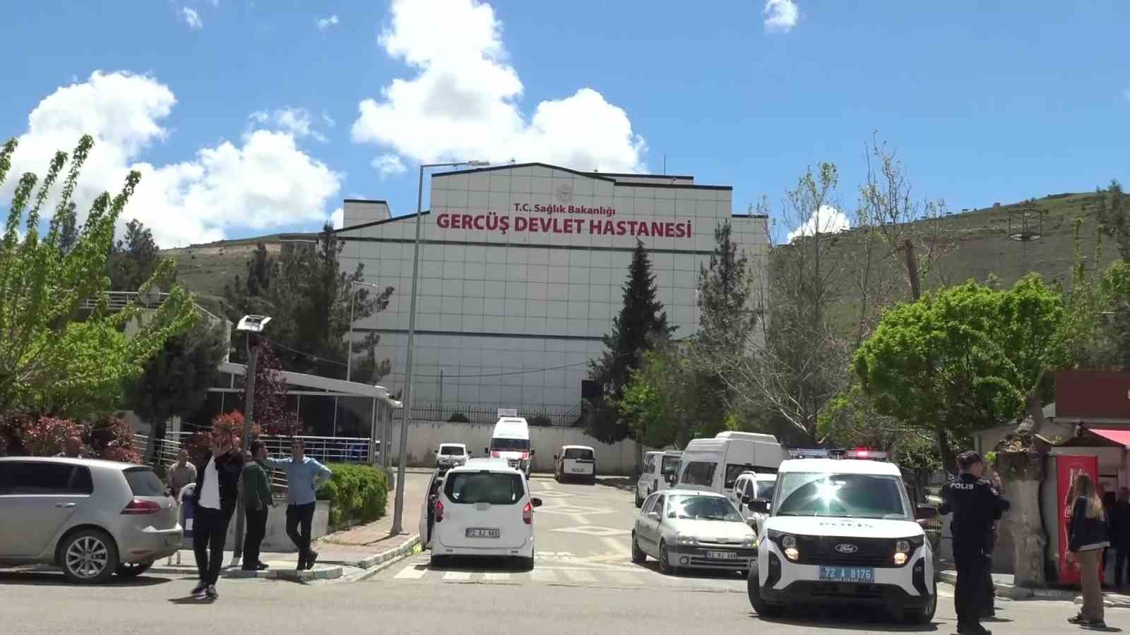 yolun karsisina gecerken hafif ticari aracin carptigi cocuk agir yaralandi 0 y2yiSPdy
