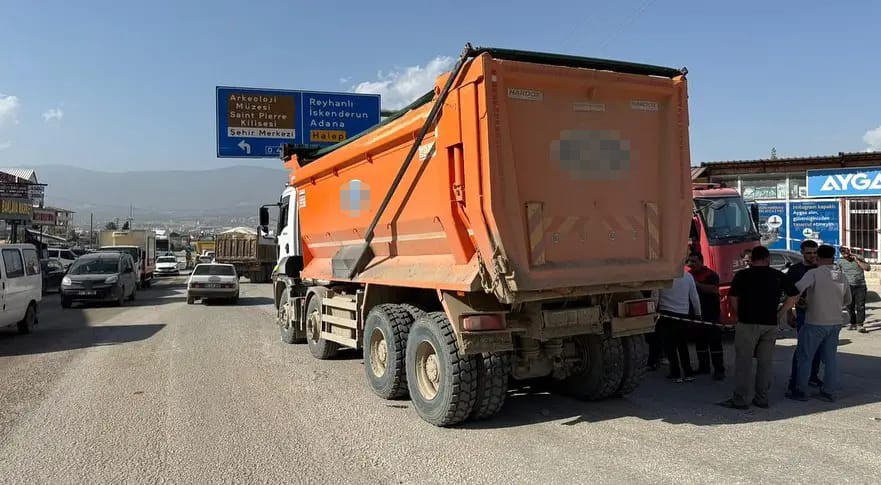 yolun karsisina gecerken kamyonun altinda ezilen 71 yasindaki adam oldu 1 Miiryw1a