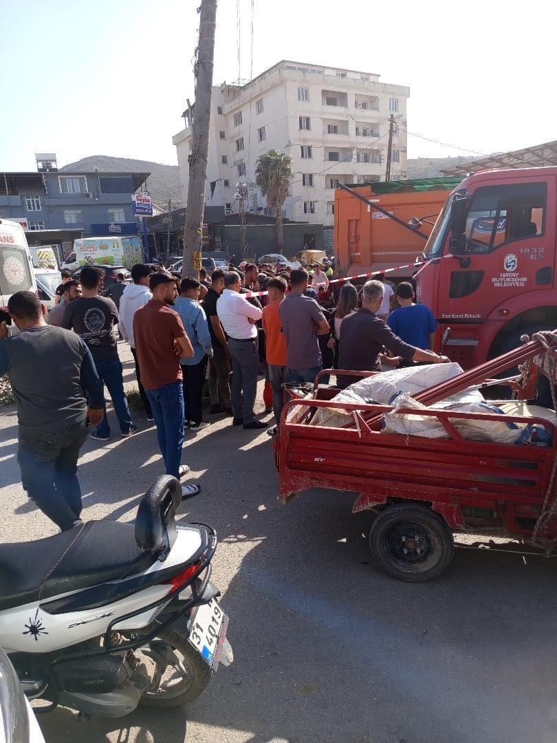 yolun karsisina gecerken kamyonun altinda ezilen 71 yasindaki adam oldu 3 rCD13ebu