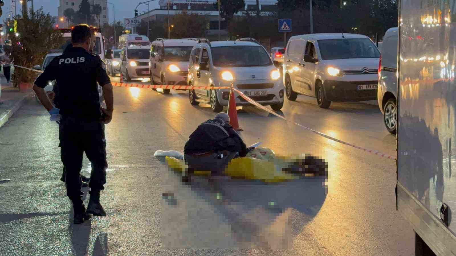yolun karsisina gecerken kamyonun carptigi yasli adam oldu 0