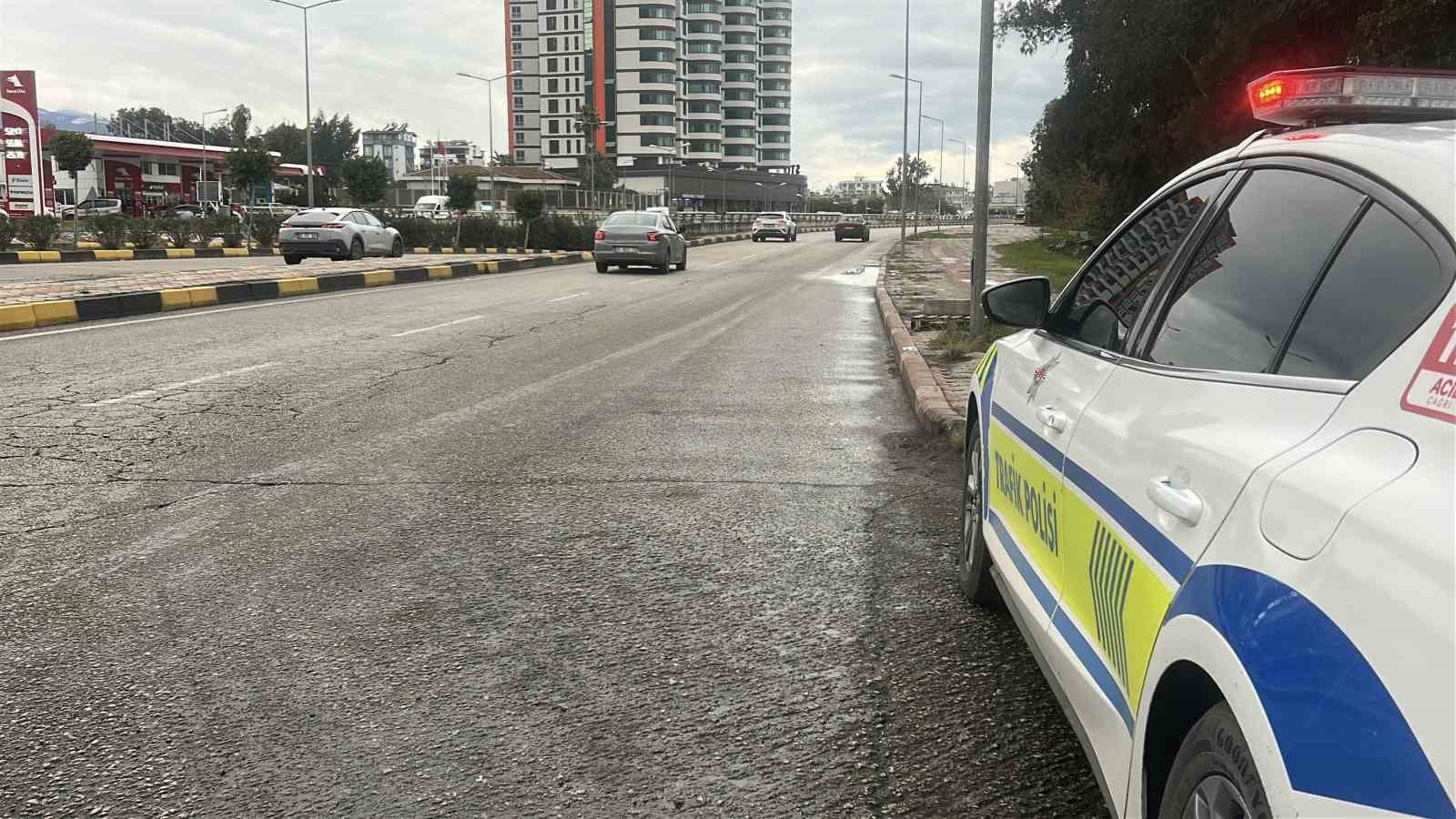 yolun karsisina gecerken otomobilin carptigi adam oldu 1
